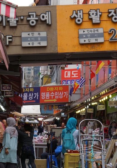 travel to seoul korea - crowds