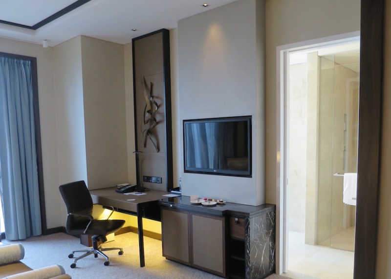 Westin Singapore review - desk and tv