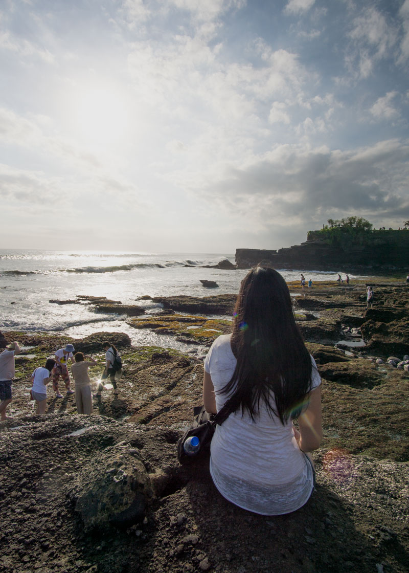 nomadic lifestyle - catching the bali sunset at Tanah lot