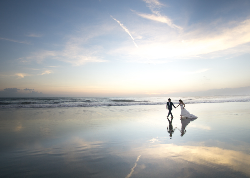 nomadic lifestyle - wedding couple at seminyak beach