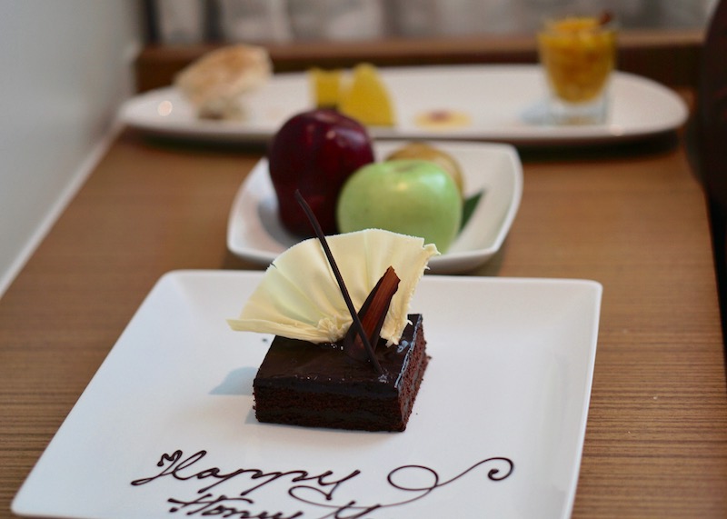 hotel le meridien chiang mai - welcome gifts cake and fruits