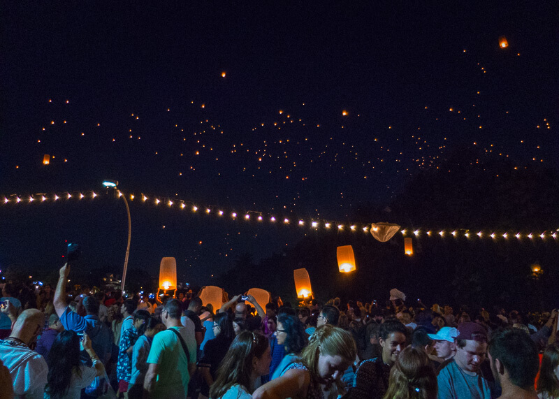 Loy Krathong Chiang Mai lantern festival - crowds