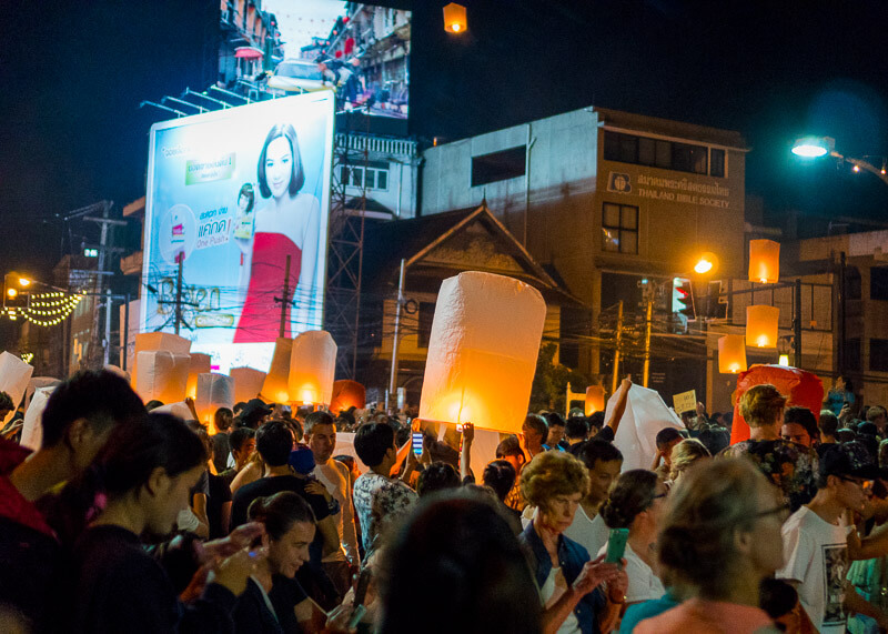 Loy Krathong Chiang Mai lantern festival - crowds