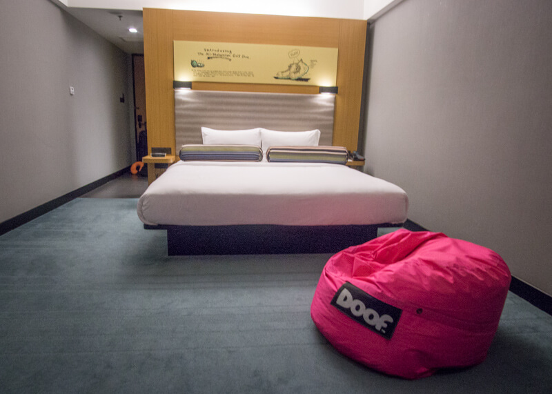 Hotel Aloft KL Sentral - colourful room