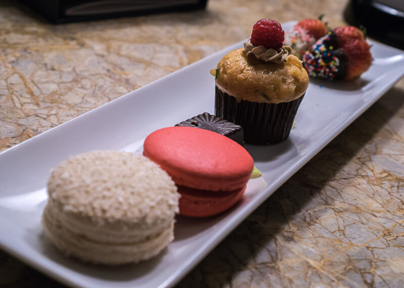 Sheraton hanoi hotel vietnam - dessert plate