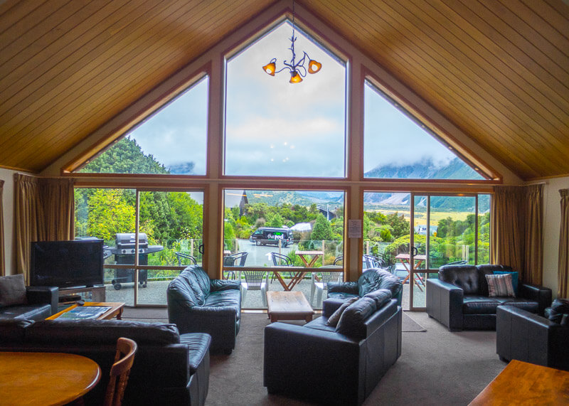 aoraki mount cook alpine lodge - lounge area