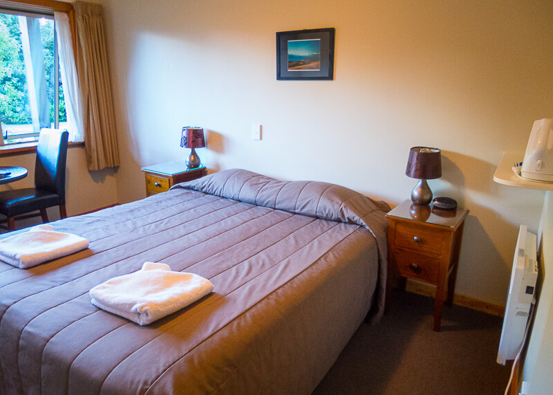 aoraki mount cook alpine lodge - bedroom