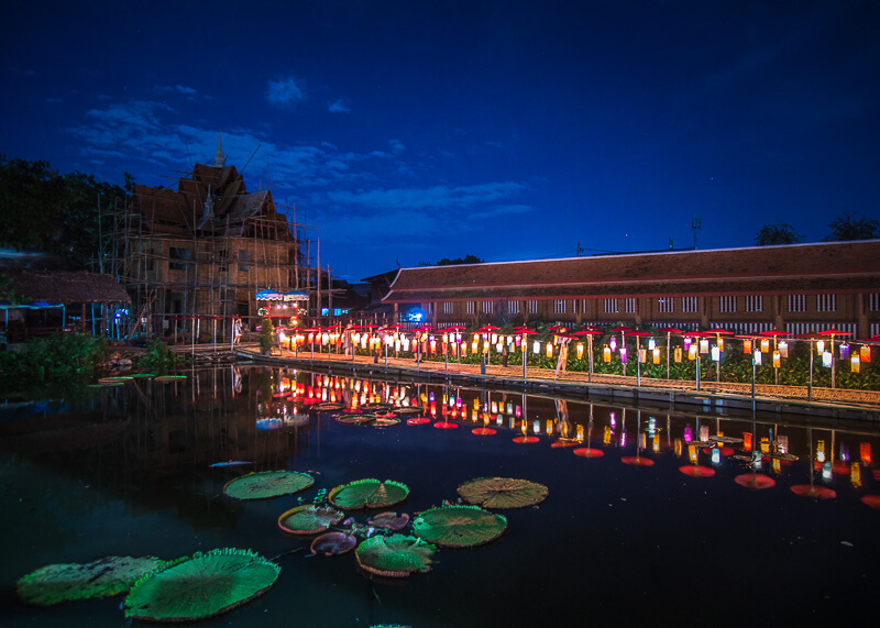 Nieuwjaar Chiang Mai - vijver Chiang Mai Nieuwjaar voelde net zo magisch als het Loy Krathong/Yee Peng festival zonder twijfel was het vieren van het nieuwe jaar in Chiang Mai de beste Nieuwjaarsviering in mijn leven. Het was zo magisch dat ik bijna bang ben om te zeggen dat het misschien wel de beste is die ik ooit in mijn leven zal ervaren.