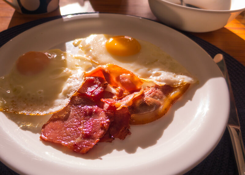 Blue Spur Bed Breakfast - breakfast bacon and eggs