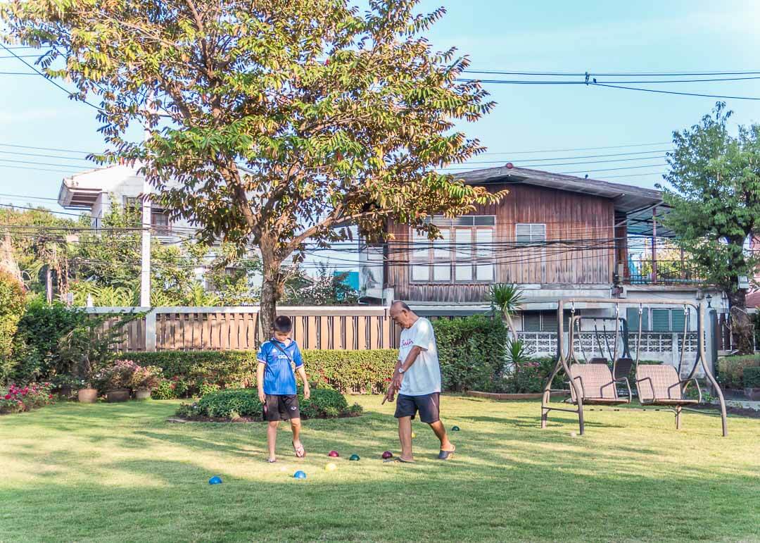 smith suites chiang mai - games in the garden