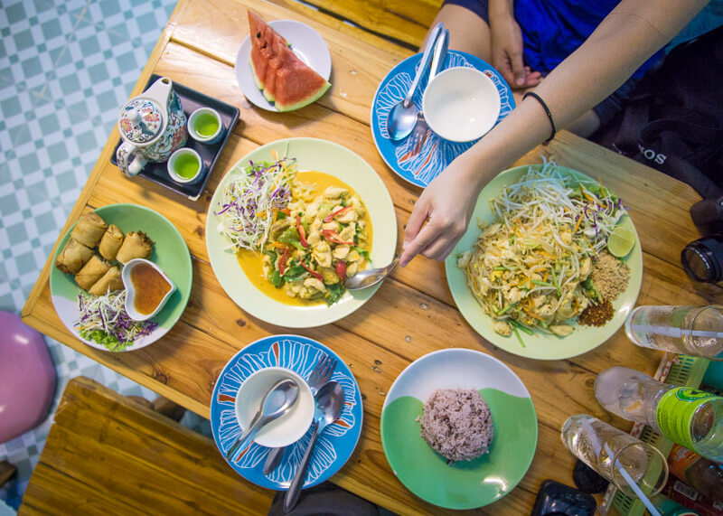 nomad living - thai food at chiang mai cooking love restaurant