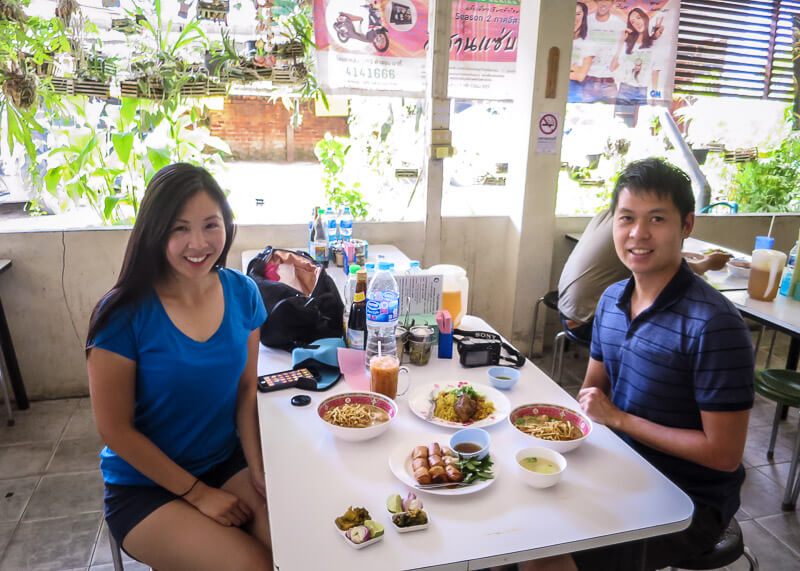 living in chiang mai thailand - eating khao soi at khao soi islam