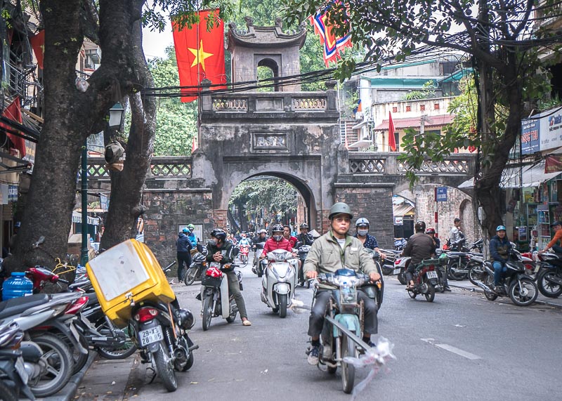 Hanoi travel blog - crossing street