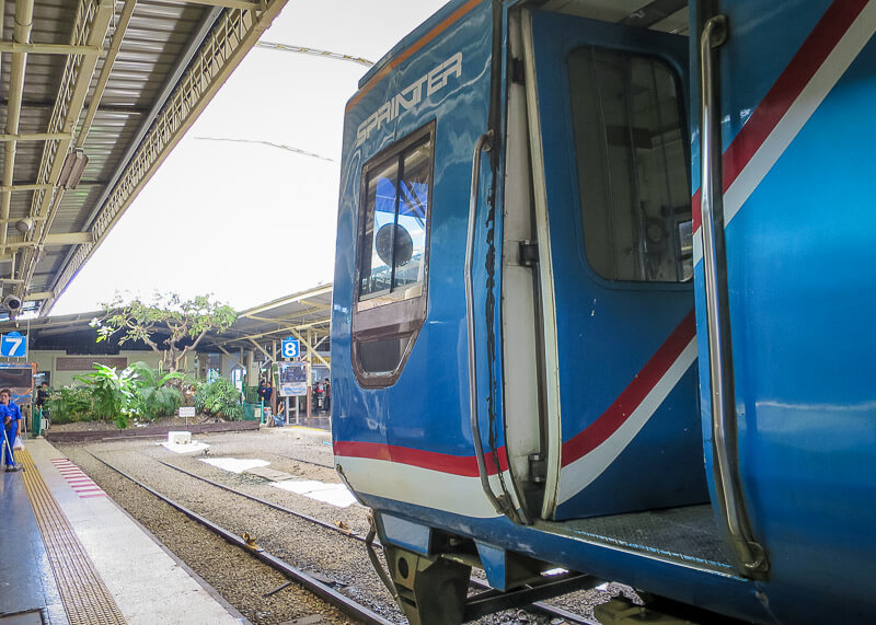 bangkok to ayutthaya train - hua lamphong station