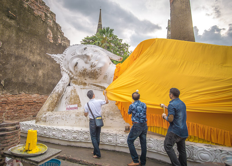 The Best Way To Visit Ayutthaya Historical Park | Learn insider tips about Ayutthaya to make your trip awesome. Find photography ideas on what to include in your itinerary for your travel. Learn why you should spend more than one day in Ayutthaya Thailand things to do in this city. #travel #destinations #thailand #culturetravel #Ayutthaya #slowtravel #wanderlust #romantictravel #thailandtravel | culture travel | Romantic travel | Thailand travel | Honeymoon | Asia Travel | Round the world trip